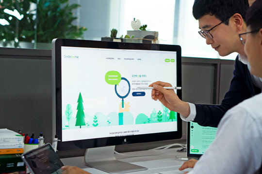 천랩 연구원이 서울 서초구 천랩 사무소에서 스마일바이오미 사이트를 지켜보고 있다.(천랩 제공)